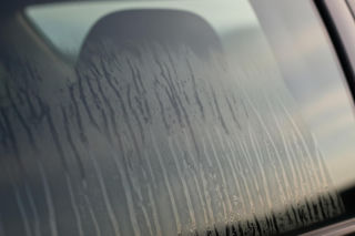 Zawsze parują ci szyby w samochodzie? Oto najszybszy sposób, by to zmienić. Działa w kilka sekund