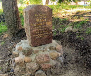 Zabytkowy pomnik na Pomorzanach wrócił na cokół po kilkudziesięciu latach