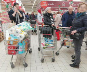 Koronawirus: Tłumy w warszawskich sklepach