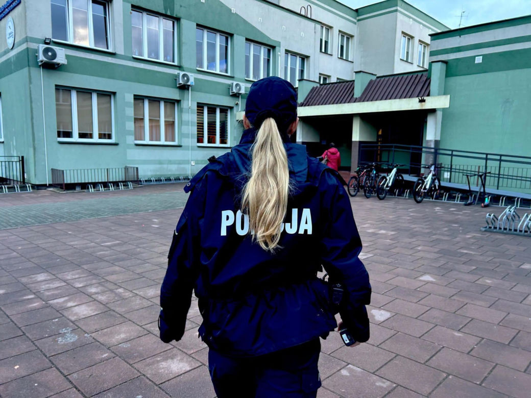 Radiowozy przed szkołami w Podlaskiem. Policja uspokaja rodziców i uczniów