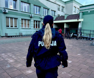 Radiowozy przed szkołami w Podlaskiem. Policja uspokaja rodziców i uczniów