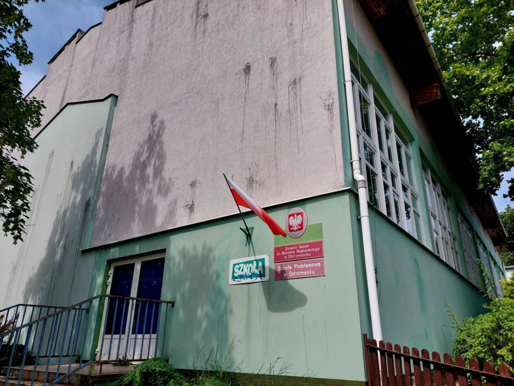 Policjanci wyprowadzili pijaną dyrektorkę ze szkoły. Wójt: Rodziców nie trzeba było informować, bo nie miała tego dnia lekcji 