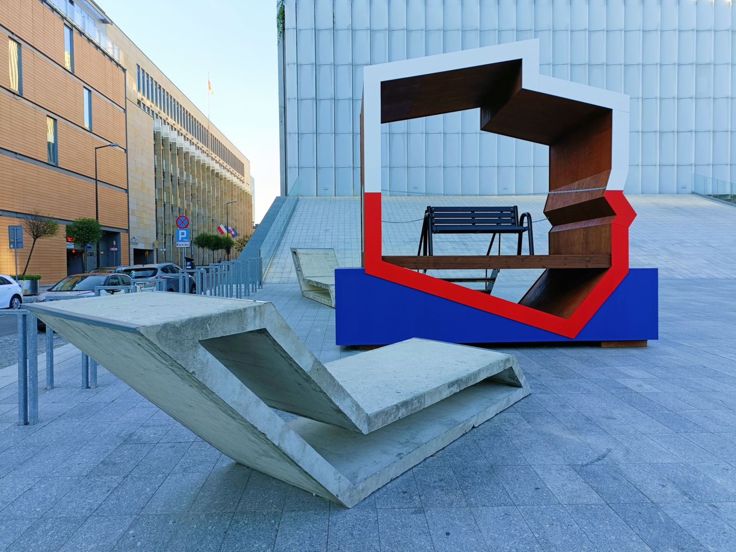 Patriotyczna ławka przed CSK