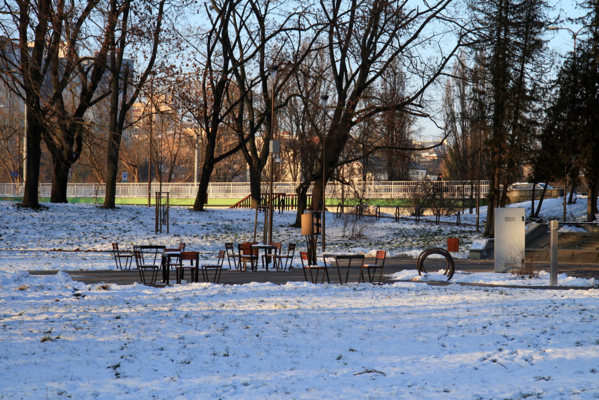 Park Ludowy w Lublinie oprószony śniegiem. Zobacz zdjęcia ze spaceru!