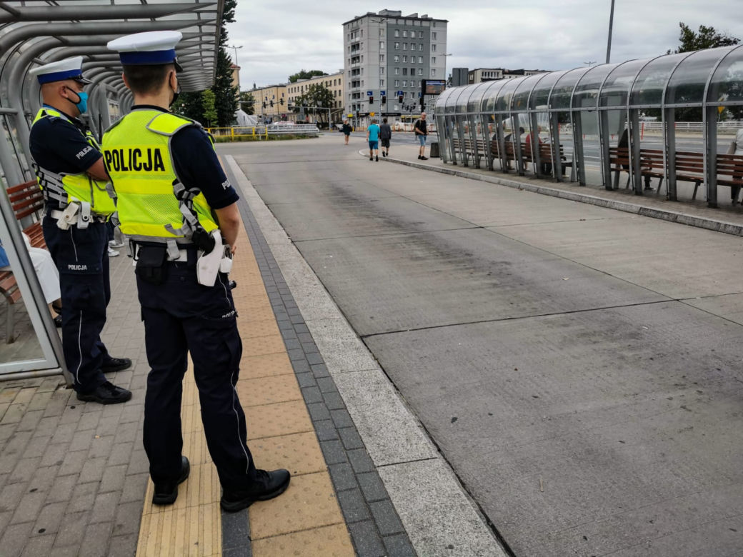 Białystok. Policjanci sprawdzają, czy pasażerowie BKM noszą maseczki. Za jej brak jest 500 zł mandatu [ZDJĘCIA]