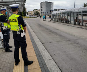 Białystok. Policjanci sprawdzają, czy pasażerowie BKM noszą maseczki. Za jej brak jest 500 zł mandatu [ZDJĘCIA]