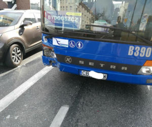 Wypadek na rondzie Jagiellonów w Bydgoszczy. Ruch tramwajów wstrzymany! [ZDJĘCIA]