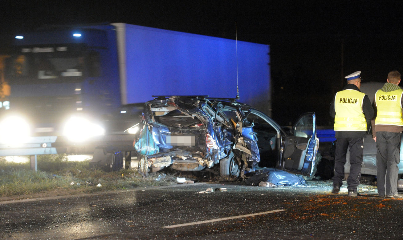 Dziekanów Leśny: Wypadek. Nie żyje pasażer stojącego na poboczu auta, w które uderzył bus GALERIA