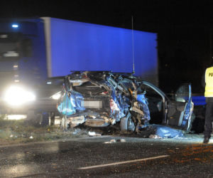 Dziekanów Leśny: Wypadek. Nie żyje pasażer stojącego na poboczu auta, w które uderzył bus GALERIA