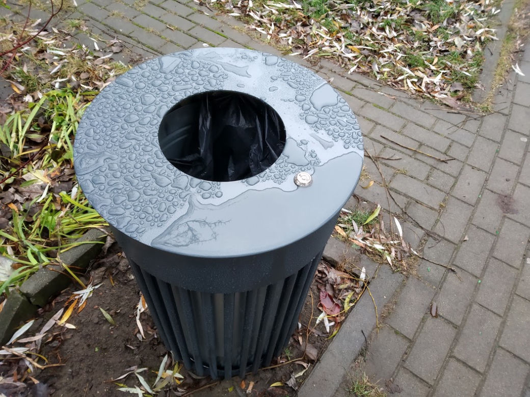 Wronoodporne kosze na śmieci na warszawskich ulicach [4]