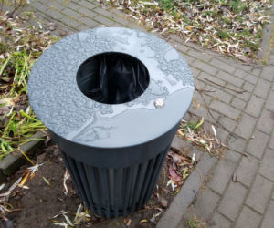 Wronoodporne kosze na śmieci na warszawskich ulicach [4]