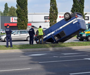 Na Prawobrzeżu dachował radiowóz