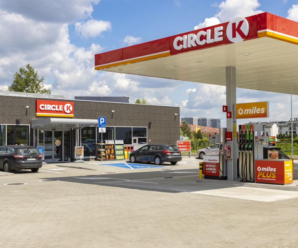 Stacja paliw Circle K z dystrybutorami i budynkiem sklepu. O tanich przekąskach Food Deals przeczytasz na SE.