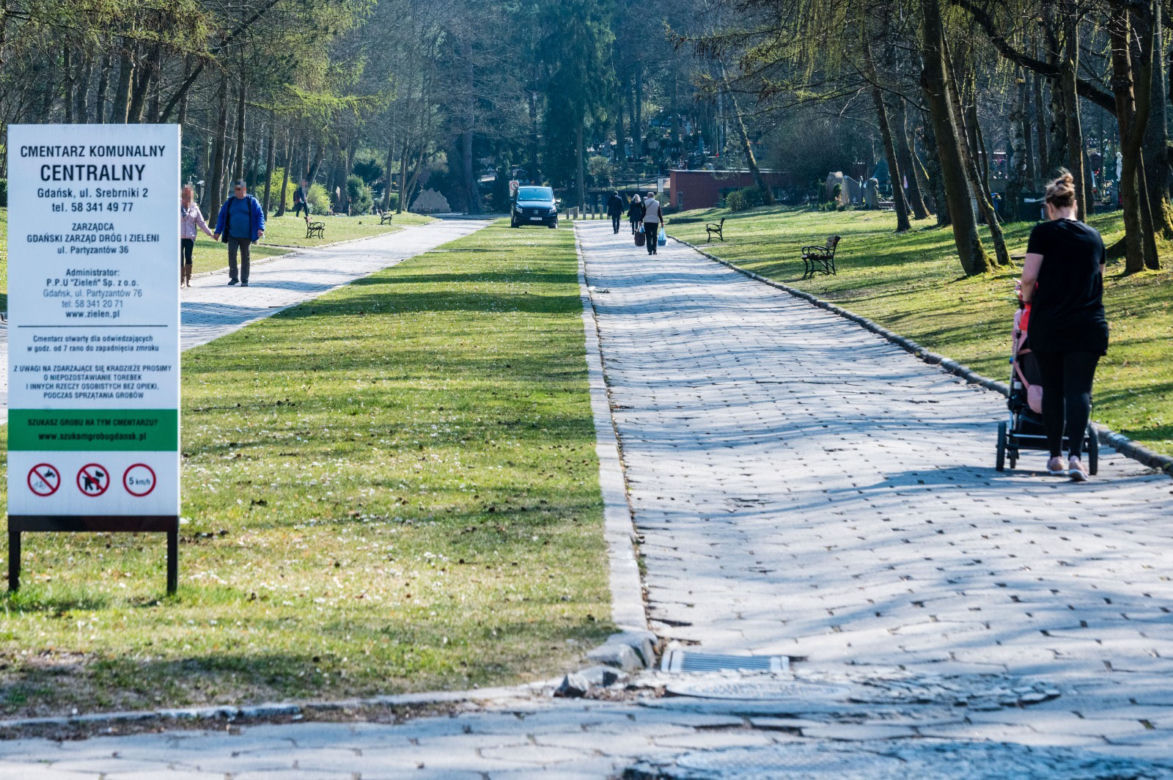 Koronawirus w Trójmieście. Zamiast po parku, plaży czy lesie ludzie spacerują po cmentarzach