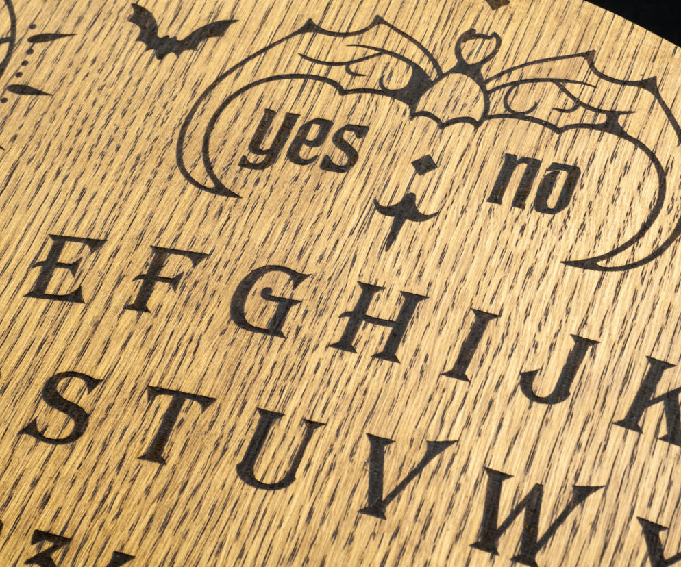 Czym jest tablica Ouija? Ekspertka wyjaśnia, skąd wzięła się jej nazwa