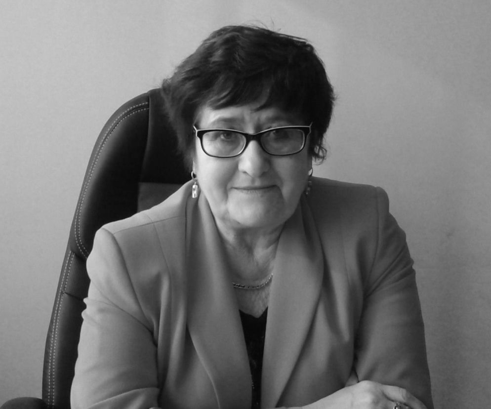 Anna Knysok w okularach siedzi w fotelu. O śmierci byłej wiceminister zdrowia przeczytasz na SE Polityka.