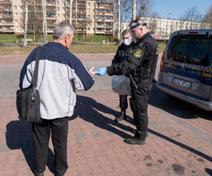 Zakrywanie twarzy OBOWIĄZKOWE! Na Śląsku strażnicy rozdają maski ZA DARMO