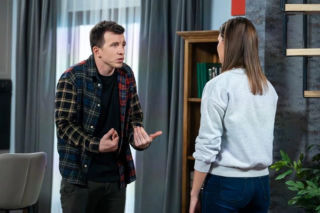 Pierwsza miłość, odcinek 4179: Alan rzuca się na Jamesa, nie wiedząc, że to właśnie on uratował go przed więzieniem