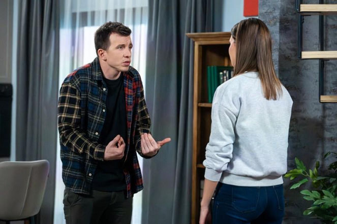 Pierwsza miłość, odcinek 4179: Alan rzuca się na Jamesa, nie wiedząc, że to właśnie on uratował go przed więzieniem