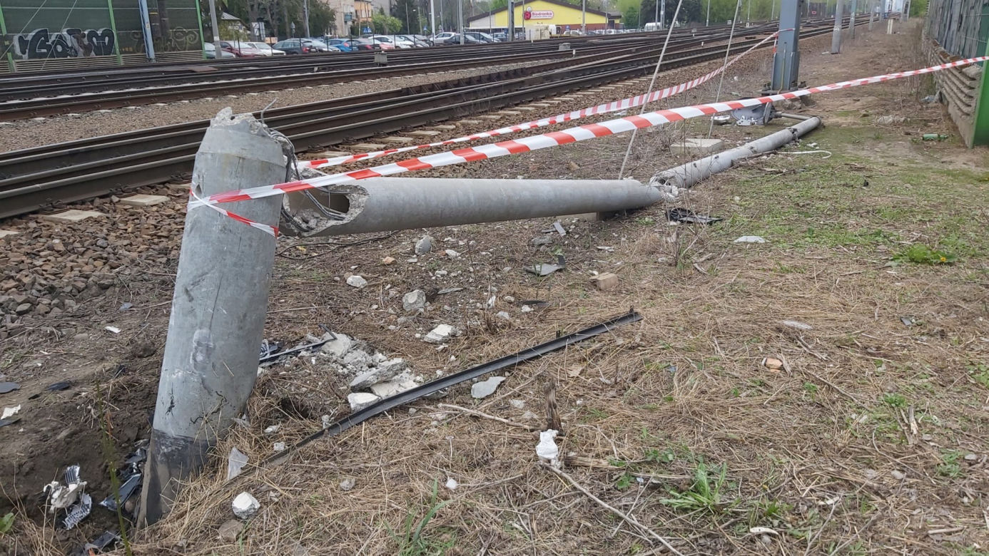 Czarna limuzyna rozbita na torach. Z tyłu kompletnie pijany mężczyzna