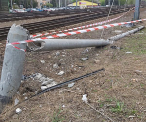 Czarna limuzyna rozbita na torach. Z tyłu kompletnie pijany mężczyzna
