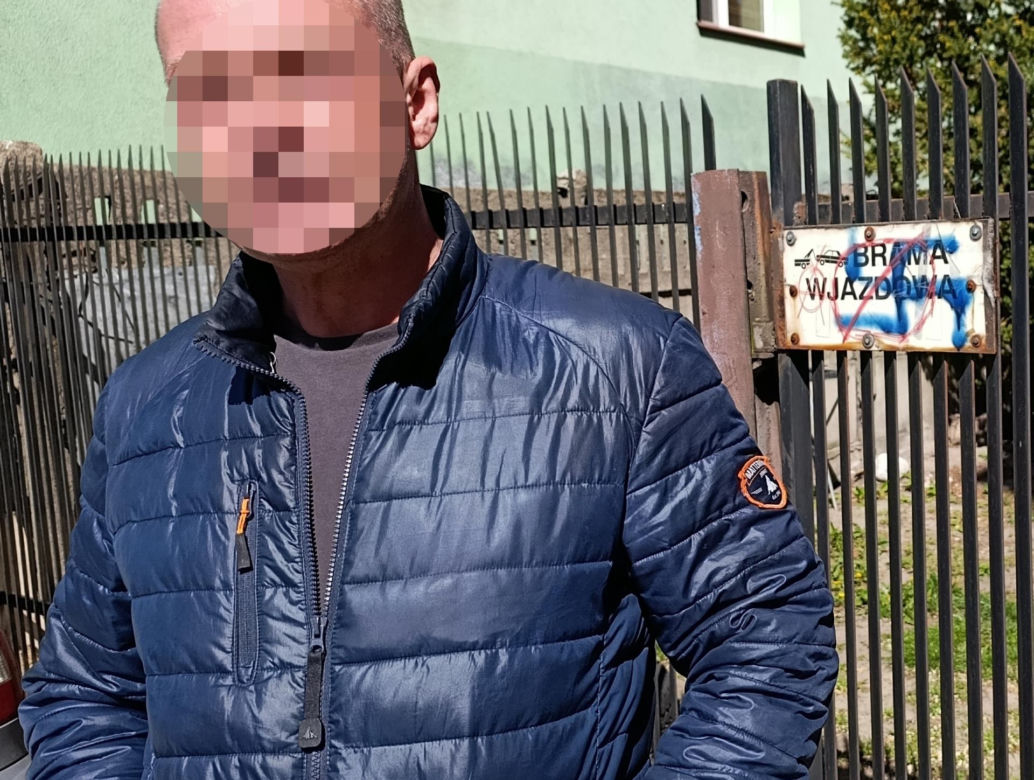 Haniebne malodwidło latami szpeciło bramę. Interwencja dziennikarza "Super Expressu"