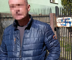 Haniebne malodwidło latami szpeciło bramę. Interwencja dziennikarza Super Expressu