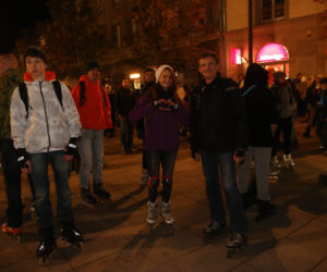 Nightskating. Warszawiacy przejechali stolicę na rolkach [Zdjęcia]