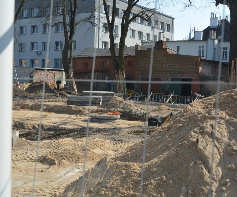 Rośnie węzeł Śródmieście. W miejscu zniszczonych garaży powstanie park