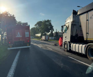 Tragiczny wypadek w Wielkopolsce. Osobówka zderzyła się z ciężarówką, nie żyje kobieta