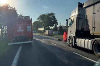 Tragiczny wypadek w Wielkopolsce. Osobówka zderzyła się z ciężarówką, nie żyje kobieta