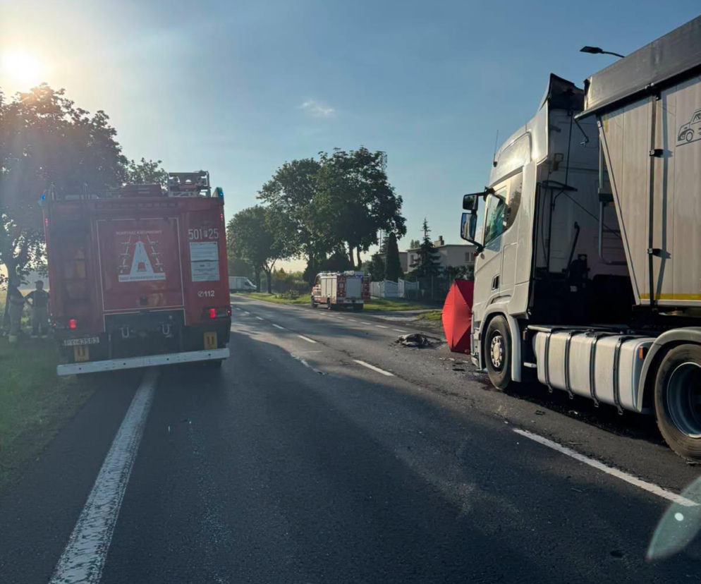 Ciężarówka i wóz strażacki na miejscu tragicznego wypadku drogowego w Wielkopolsce, gdzie samochód osobowy zderzył się z ciężarówką, a kobieta poniosła śmierć. Droga krajowa nr 24 jest zablokowana. Więcej o zdarzeniu na naszym portalu.