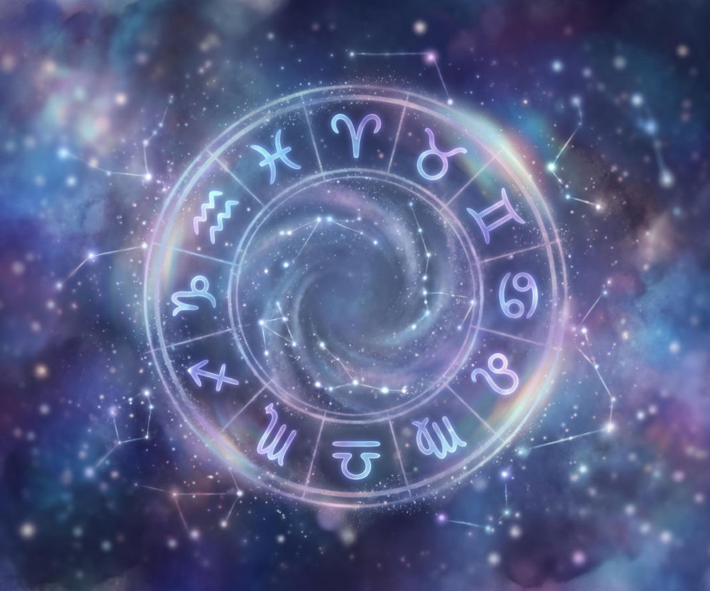 Koło z neonowymi symbolami wszystkich znaków zodiaku, otoczone mgławicą i konstelacjami gwiazd, w odcieniach fioletu i błękitu. Obraz symbolizuje horoskop na dziś, 22 czerwca, oraz ogólne wróżby, o których możesz przeczytać na naszym portalu.