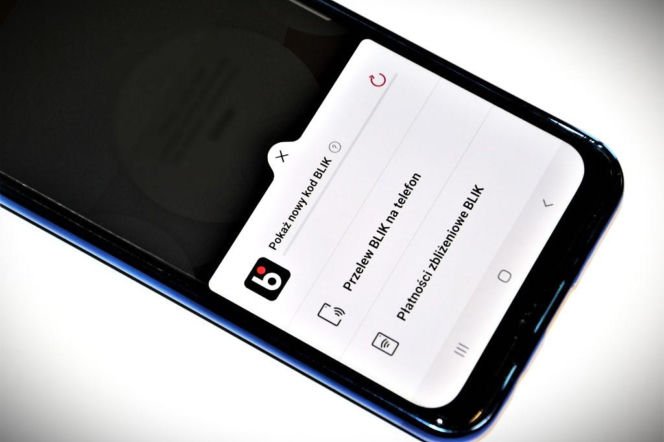 smartfon z kodem BLIK