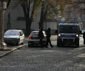 Policja pilnuje Kaczyńskiego? Radiowozy pod domem i kościołem