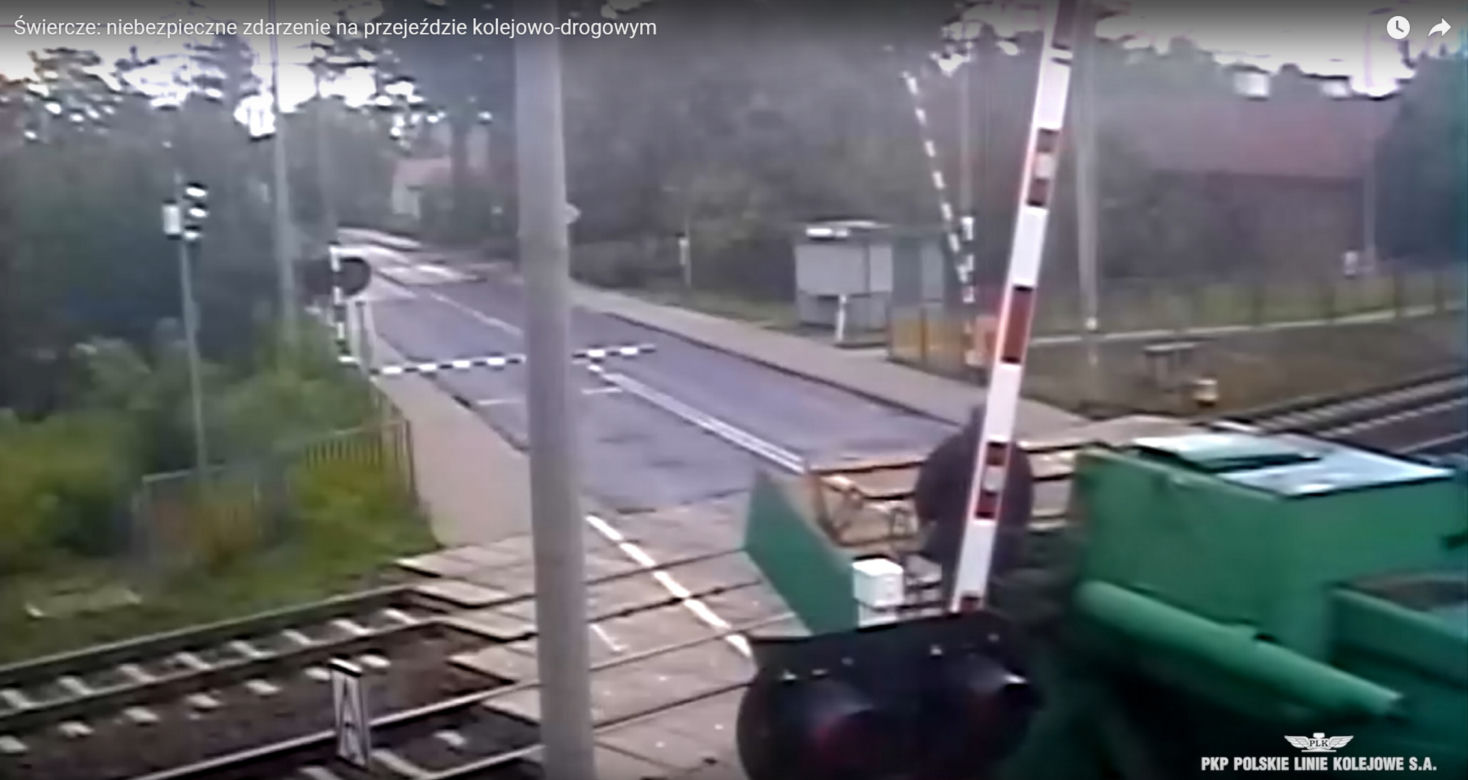 Groza na przejeździe kolejowym pod Pułtuskiem. Ciągnik wepchnął kombajn na tory! [ZDJĘCIA].