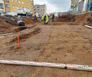 Trwają prace na ul. Kujawskiej. Archeolodzy znaleźli kolejne artefakty na Zbożowym Rynku
