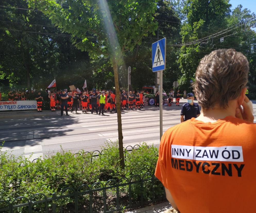 Protest ratownictwa medycznego przed Urzędem Wojewódzkim