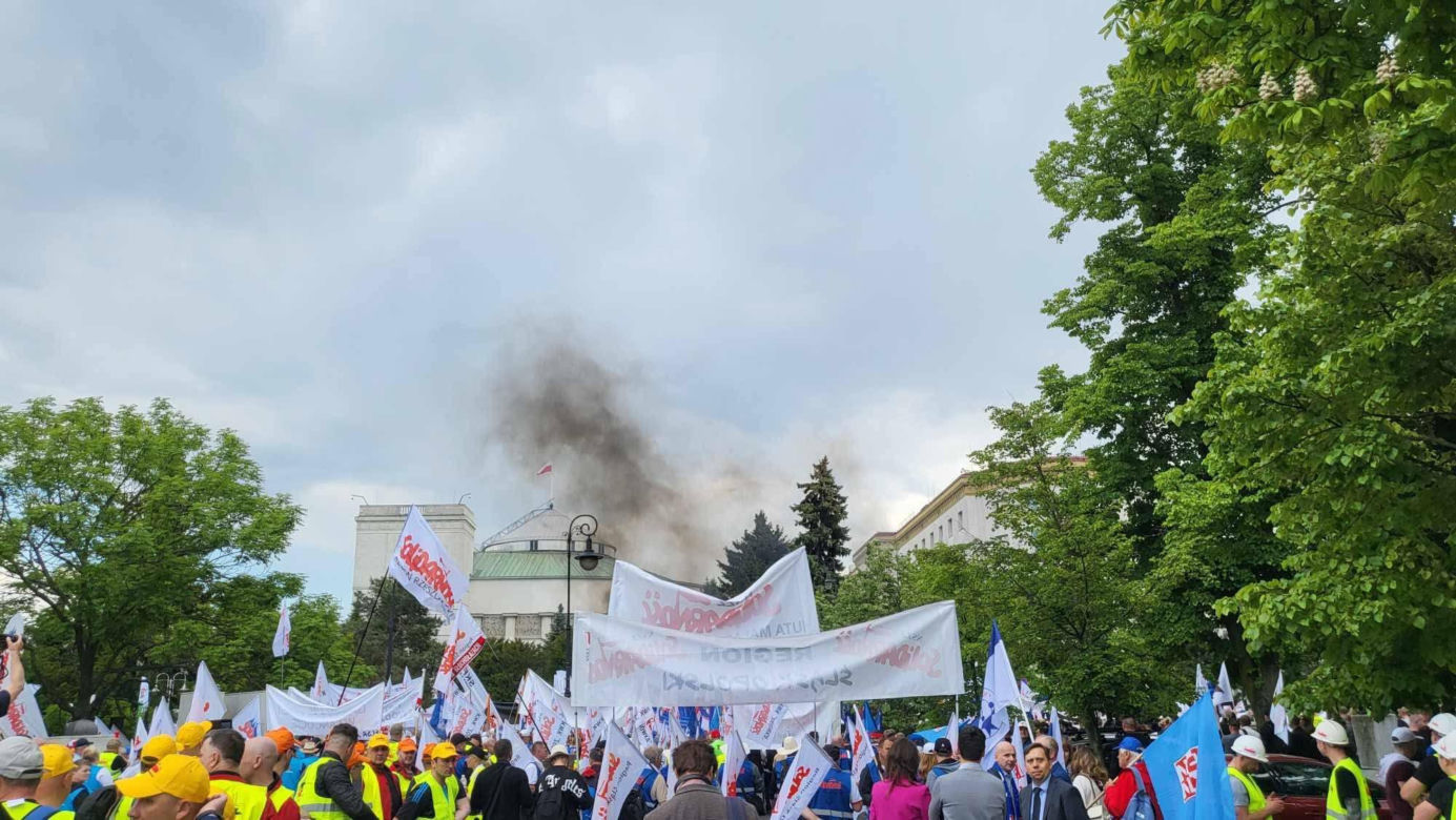 Protest hutników w Warszawie. Idą od Sejmu do Kancelarii Premiera