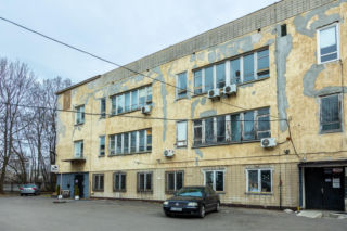 Warszawski projekt Romualda Gutta niszczeje za drzewami. Stolicy nie wypada