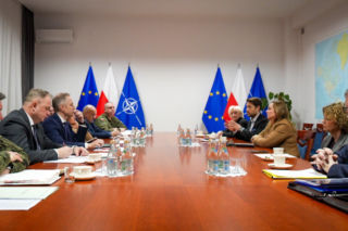 Przyszłość Wojskowych Zakładów Lotniczych nr 1. Kluczowe spotkanie z udziałem władz państwowych i samorządowych