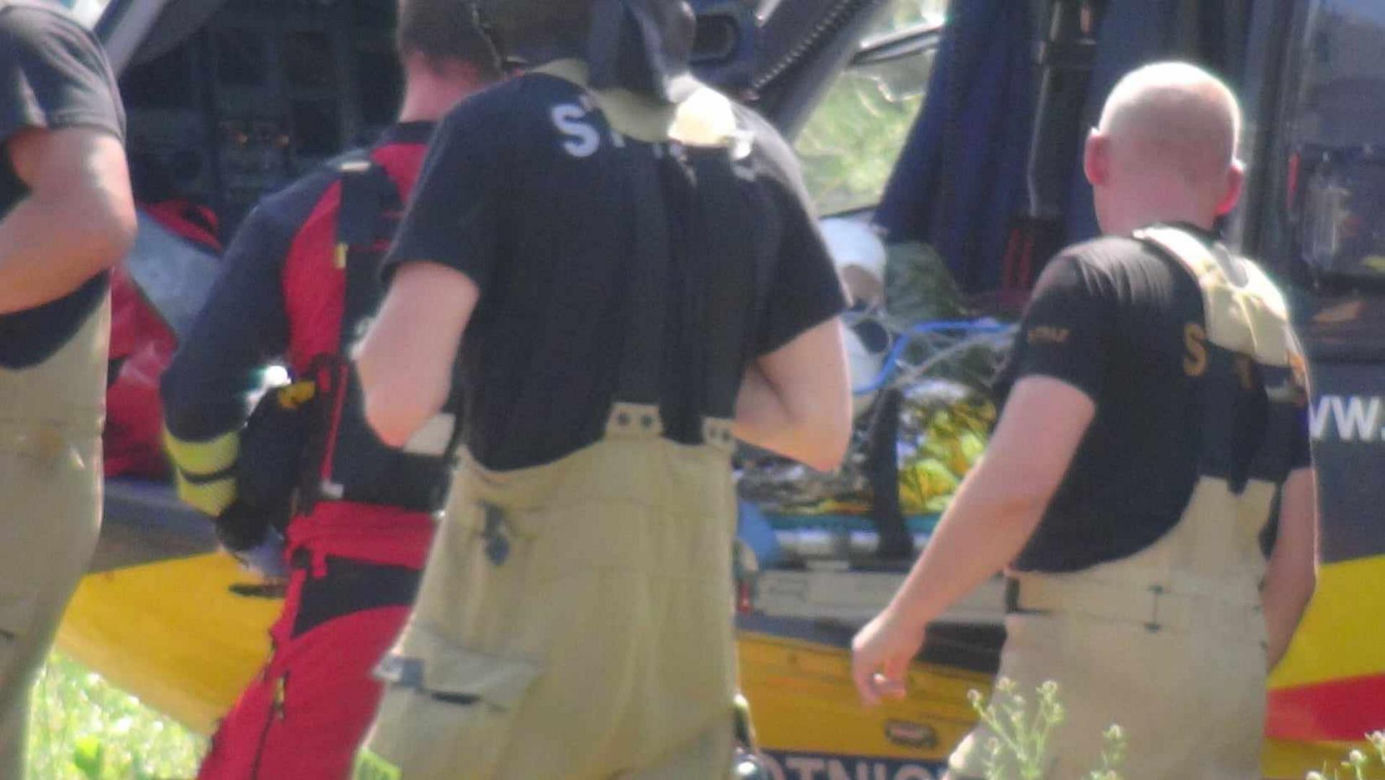 Mężczyzna wciągnięty przez śmieciarkę. Rannego przetransportowano do szpitala w Warszawie