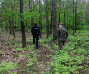 Przez kilka dni uciekała policji! Poznaj wzruszającą historię porzuconej w lesie Bajki!   