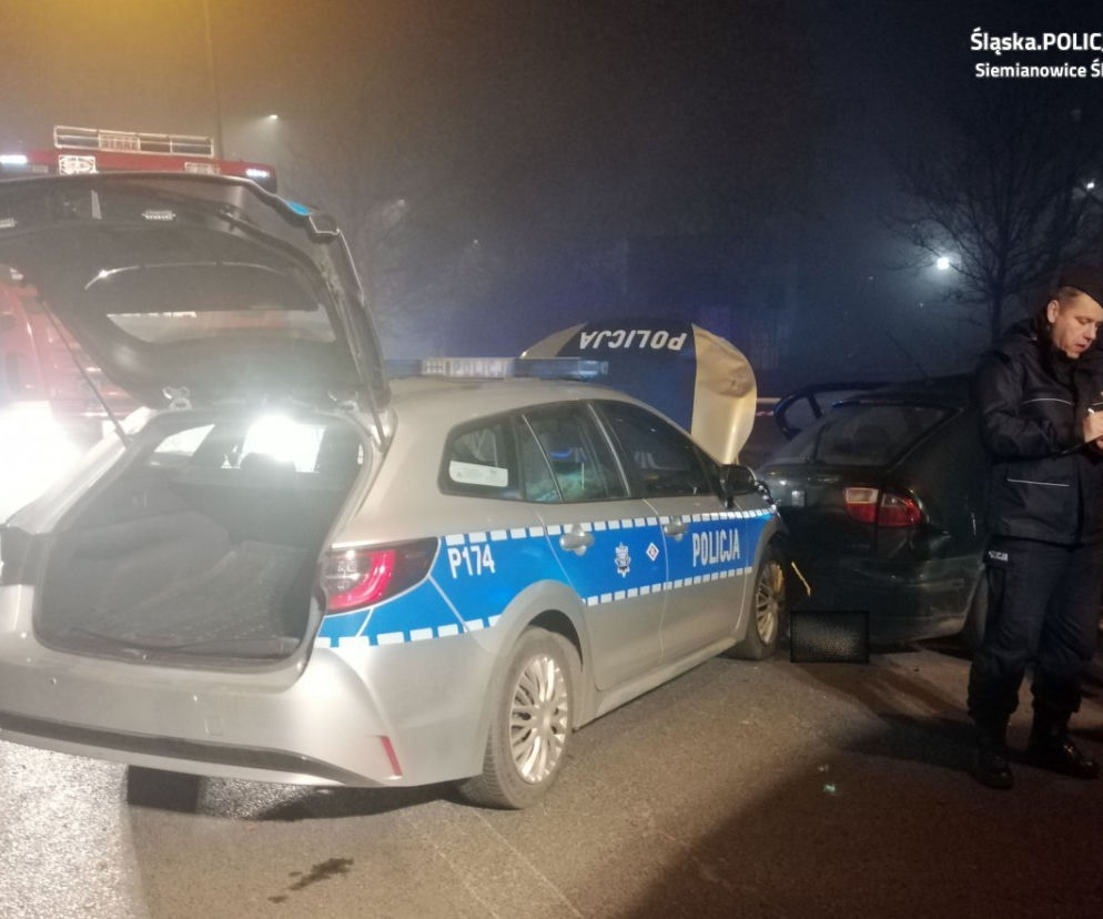 Śląskie: Zderzył się z radiowozem i uciekł. W samochodzie zostawił 3-letnie dziecko [ZDJĘCIA]