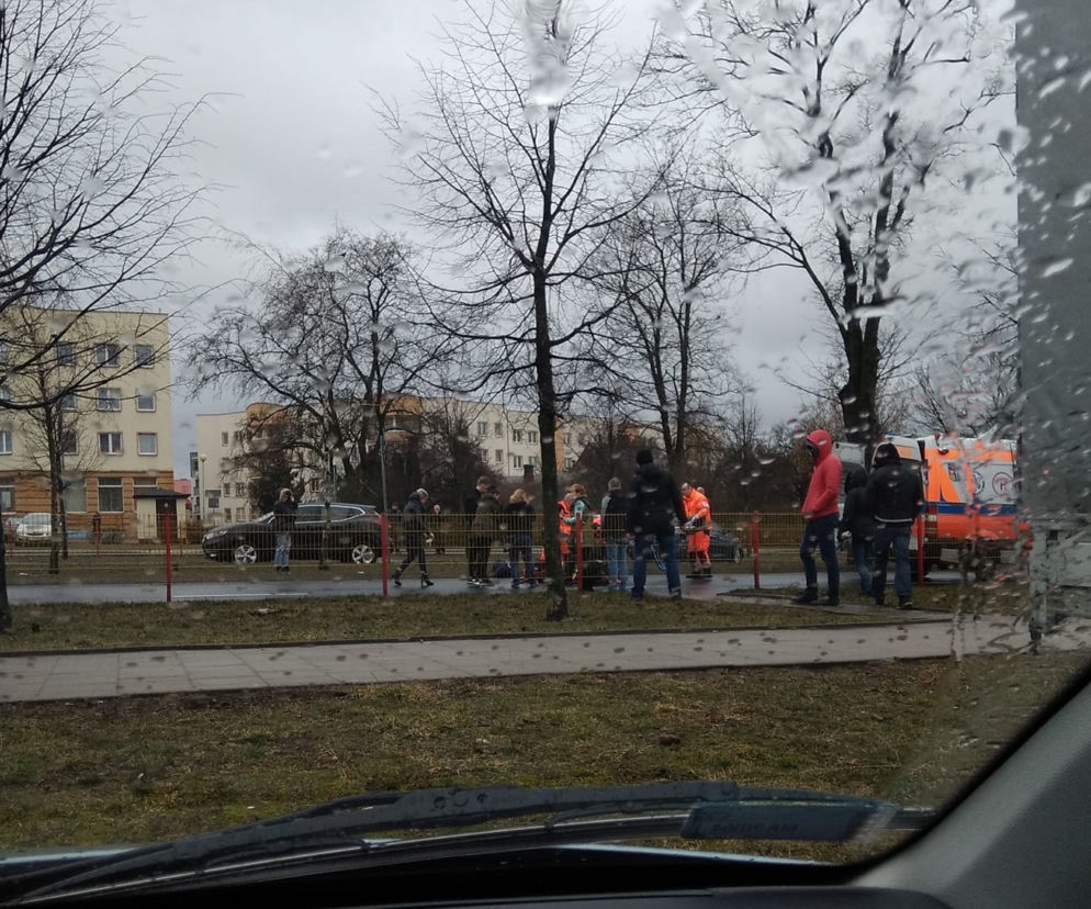 Ul. Popiełuszki. Potrącenie mężczyzny na pasach. Kierowca uciekł