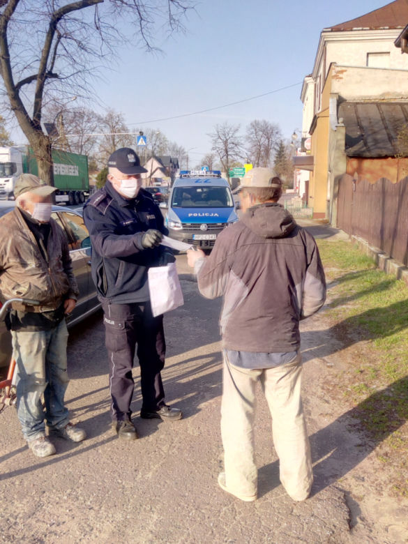 Policjanci rozdają maseczki