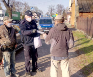 Policjanci rozdają maseczki