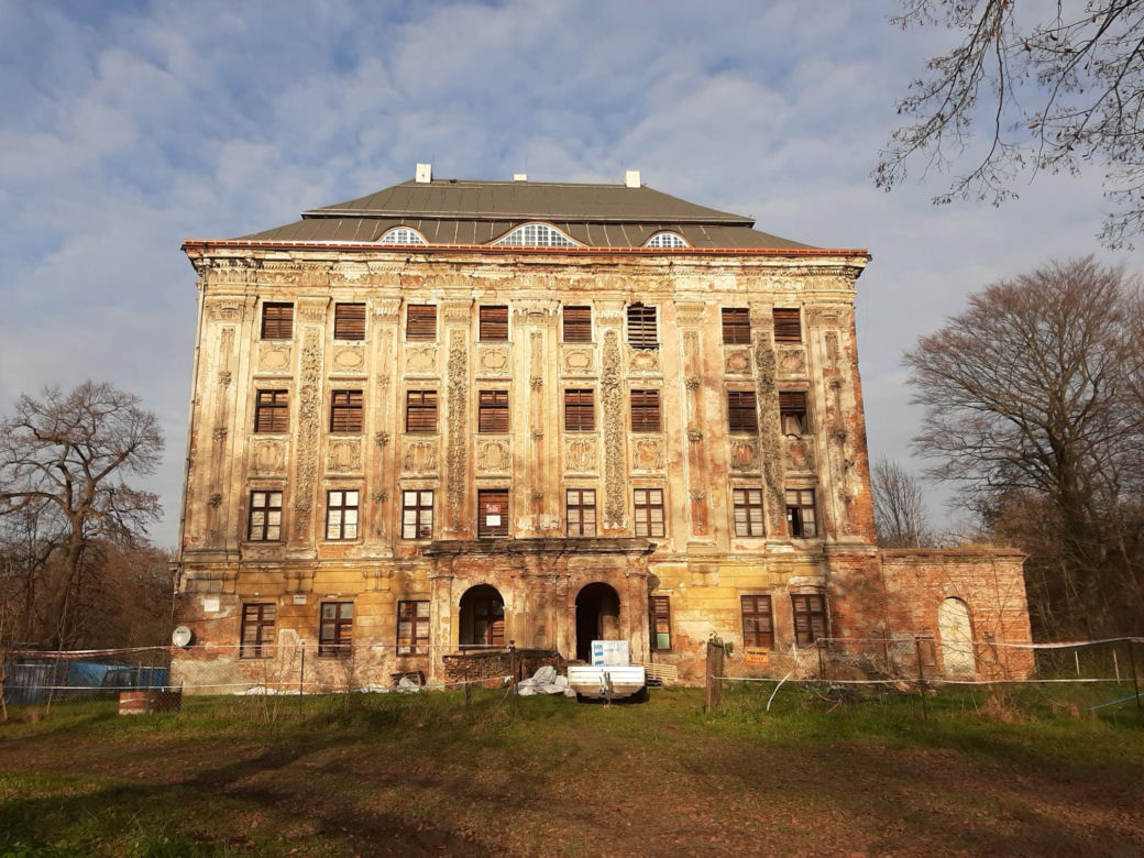 Tajemniczy Pałac w Piotrkowicach. Perła architektury baroku wygląda jak wieżowiec