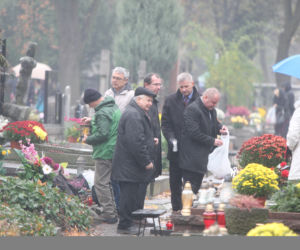 Jarosław Kaczyński na grobie matki