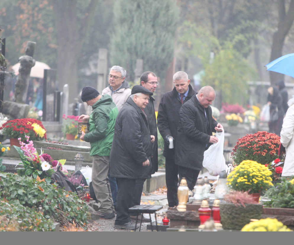 Jarosław Kaczyński na grobie matki